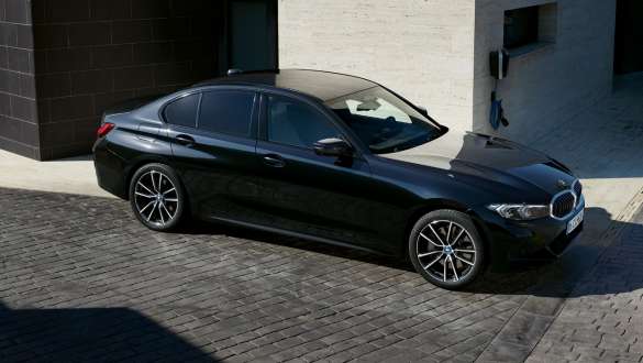 BMW 3 Series Saloon plug-in hybrid G20 three-quarter side view BMW 3 Series Saloon plug-in hybrid G20 three-quarter side view standing