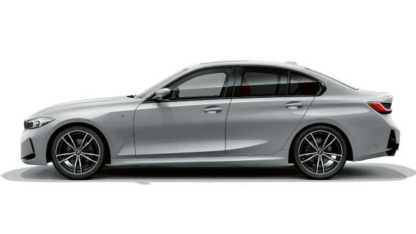 BMW 3 Series Saloon LCI G20 side view standing BMW 3 Series Saloon LCI G20 Brooklyn Grey side view standing