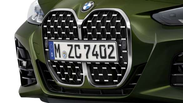Double kidney grille BMW 4 Series Convertible G23 2020 BMW 4 Series Convertible G23 2020 San Remo Green metallic lateral front view close-up double kidney grille