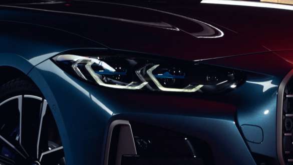 M Aerodynamic package Front apron BMW M440i xDrive Coupé G22 2020 BMW M440i xDrive Coupé Arctic Race Blue metallic G22 2020 three quarter side view closeup front apron M Aerodynamic package