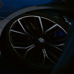 M light alloy wheel Y-spoke style 846 M BMW 5 Series Saloon G30 M light alloy wheel Y 846 M BMW 5 Series Saloon G30 Facelift 2020 Phytonic Blue close-up