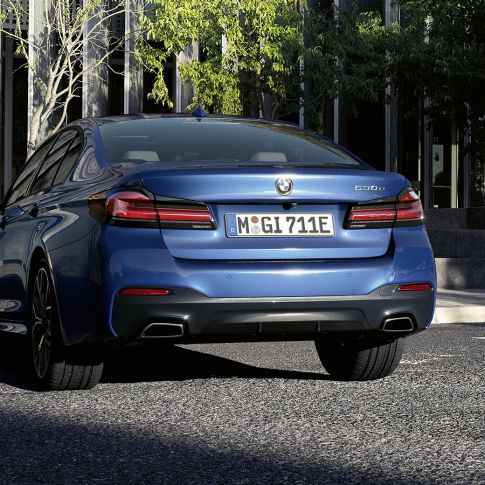 Rear apron BMW 5 Series Saloon G30 Free-form exhaust pipes BMW 5 Series Saloon G30 Facelift 2020 Phytonic Blue close-up rear