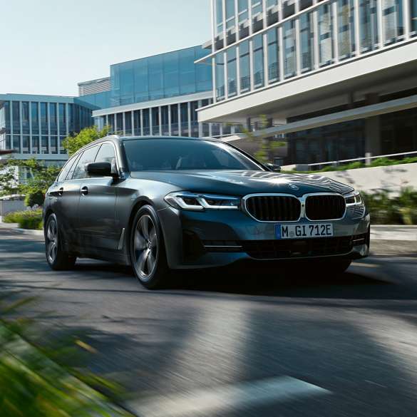 BMW 5 Touring G31 exterior BMW 5 Series Touring G31 Facelift 2020 Sophisto Grey three-quarter front view driving in city