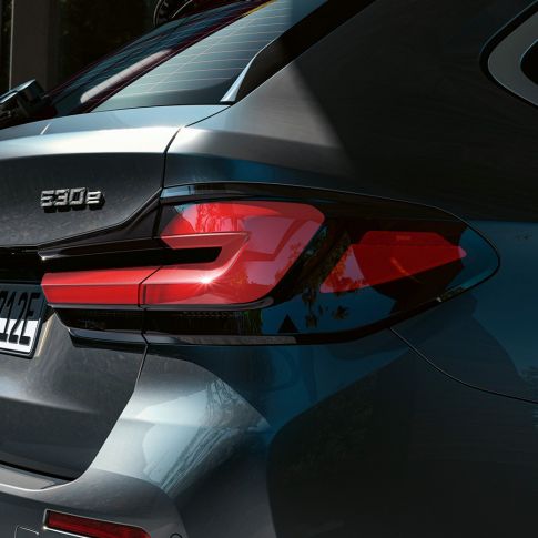 3D shaped rear lights BMW 5 Series Touring G31 3D shaped rear lights BMW 5 Series Touring G31 Facelift 2020 Sophisto Grey close-up rear