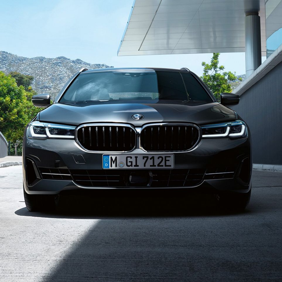 BMW kidney grille and front apron BMW 5 Touring G31 BMW kidney grille and front apron BMW 5 Series Touring G31 Facelift 2020 Sophisto Grey close-up front