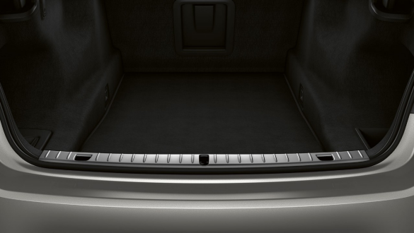 BMW 7 Series Saloon stainless steel loading sill BMW 7 Series Saloon: close-up of stainless steel loading sill in open trunk