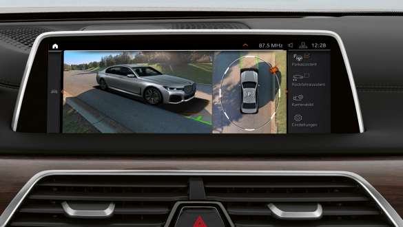 BMW 7 Series Saloon: Parking Assistant Plus BMW 7 Series Saloon: display showing Parking Assistant Plus