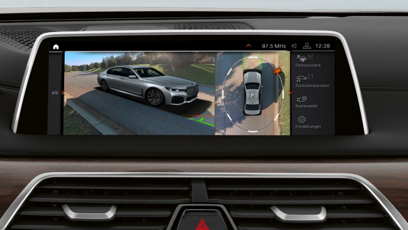 BMW 7 Series Saloon: Parking Assistant Plus BMW 7 Series Saloon: display showing Parking Assistant Plus