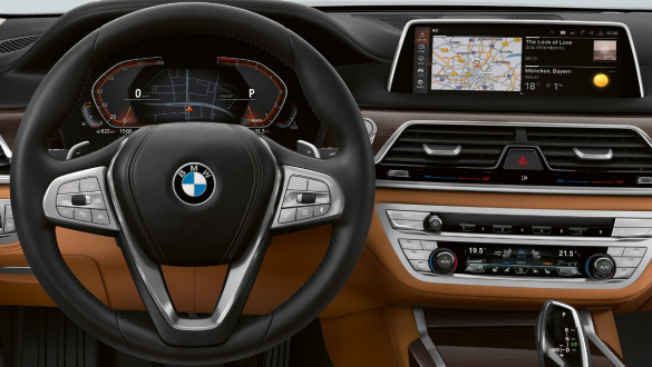 BMW 7 Series Saloon: BMW Live Cockpit Professional BMW 7 Series Saloon: display showing BMW Live Cockpit Professional