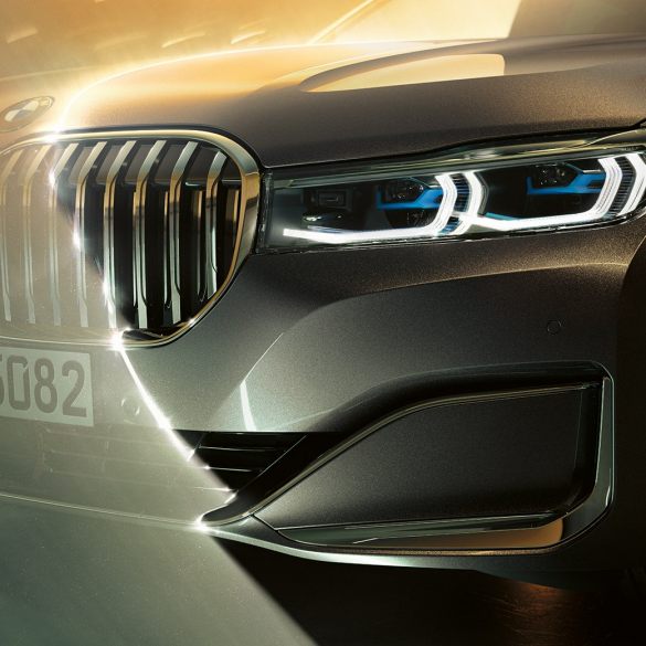 BMW 7 Series Saloon kidney grille and laserlight BMW 7 Series Saloon: close-up of front with big kidney grille and laserlight