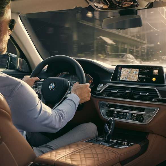 BMW 7 Series Saloon Connectivity features BMW 7 Series Saloon: man sits in BMW and uses Connectivity features