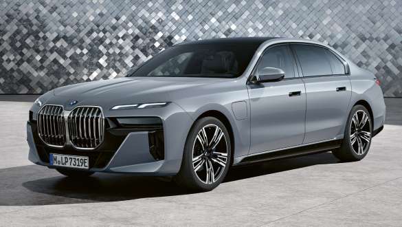 Side view BMW 7 Series Saloon G70 PHEV 750e xDrive Dravite Grey Metallic BMW 7 Series Saloon G70 PHEV 750e xDrive Dravite Grey Metallic side view