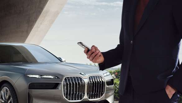 BMW i7 Saloon G70 Digital Key Plus BMW i7 Saloon G70 Digital Key Plus Smartphone in front of car door