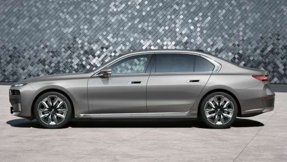 BMW i7 Saloon G70 Side view in Studio BMW i7 Saloon G70 BMW Individual Oxid grey metallic Side view in Studio with background