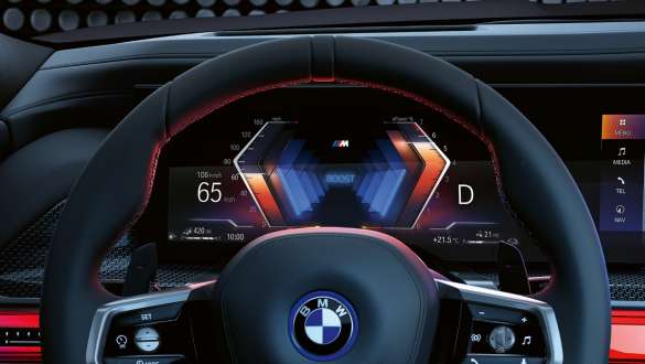 M Sport Boost BMW M760e xDrive Sedan G70 M steering wheel and BMW Curved Display BMW M760e xDrive Saloon G70 close-up