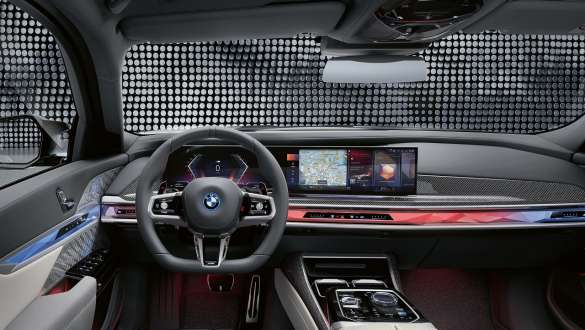Cockpit BMW M760e xDrive Saloon G70 Cockpit with M steering wheel, BMW Curved Display and Interaction Bar BMW M760e xDrive Saloon G70