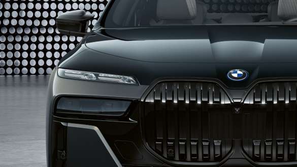 Striking front design BMW M760e xDrive Saloon G70 Bonnet and kidney with M logo BMW M760e xDrive Saloon G70 BMW Individual two-tone Black Sapphire metallic paintwork BMW Individual Dravite Grey metallic close-up