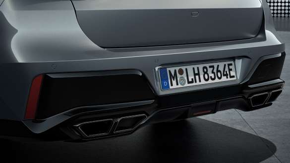 Rear design with exhaust system BMW M760e xDrive Saloon G70 Rear view with exhaust system with 4-pipe look BMW M760e xDrive Saloon G70 BMW Individual two-tone Black Sapphire metallic paintwork BMW Individual Dravite Grey metallic close-up
