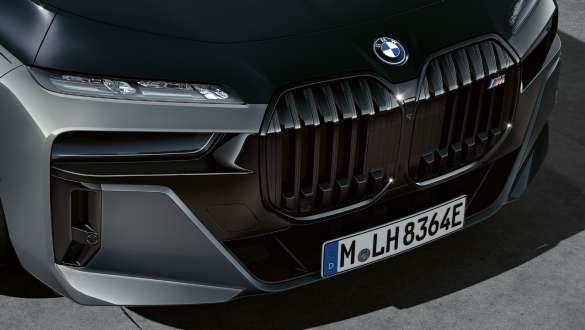 BMW crystal headlights Iconic Glow BMW M760e xDrive Saloon G70 BMW crystal headlights Iconic Glow BMW M760e xDrive Saloon G70 BMW Individual two-tone Black Sapphire metallic paintwork BMW Individual Dravite Grey metallic