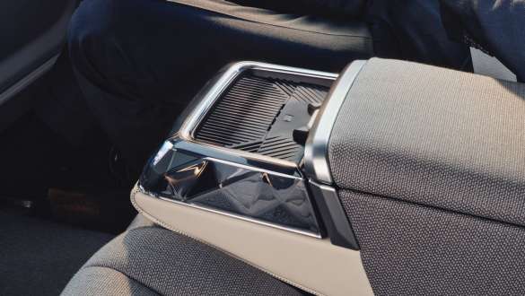 Executive Lounge rear console BMW M760e xDrive Saloon G70 Executive Lounge rear console BMW M760e xDrive Saloon G70 with glass surface and BMW Individual Merino leather Wool/Cashmere combination with exclusive contents Smoke White/Light Grey
