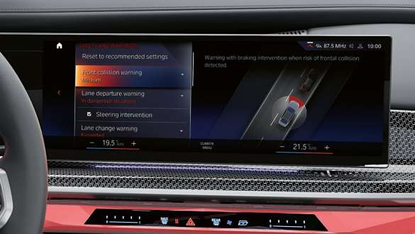 Driving Assistant Professional BMW M760e xDrive Saloon G70 Driving Assistant Professional BMW M760e xDrive Saloon G70 BMW Curved Display