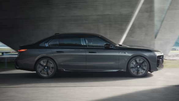 Electric range BMW M760e xDrive Saloon G70 M Performance package Electric range BMW M760e xDrive Saloon G70 M Performance package BMW Individual two-tone Black Sapphire metallic paintwork BMW Individual Dravite Grey metallic side view driving on the street