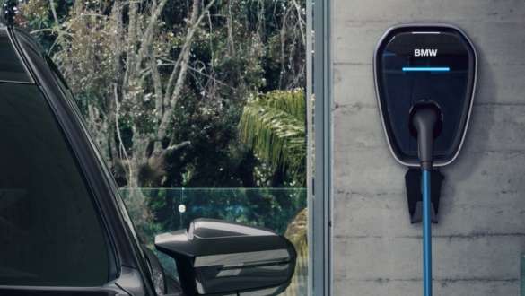 Wallbox BMW M760e xDrive Saloon G70 Wallbox BMW M760e xDrive Saloon G70 BMW Individual two-tone Black Sapphire metallic paintwork BMW Individual Dravite Grey metallic close-up charging station