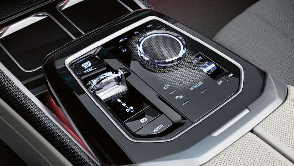 Intelligent driving modes BMW M760e xDrive Saloon G70 Centre console BMW M760e xDrive Saloon G70 close-up
