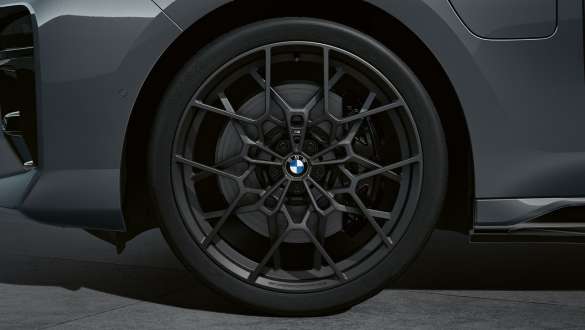 22" M Performance forged wheel Cross-spoke 912 M BMW M760e xDrive Sedan G70 22" M Performance forged wheel Cross-spoke 912 M in Frozen Gunmetal Grey BMW M760e xDrive Sedan G70