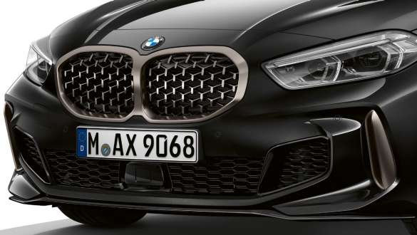 BMW kidney grille in mesh design. BMW M135i xDrive in Black Sapphire metallic with BMW kidney grille in mesh design in Cerium Grey.