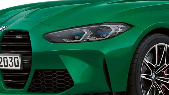 M rear spoiler in Black high-gloss BMW M5 Competition F90 LCI Facelift 2020 close-up M rear spoiler in Black high-gloss BMW M5 Competition F90 LCI Facelift 2020 BMW Individual Imola Red close-up