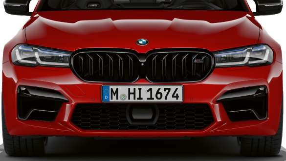 M kidney grille in Black high-gloss BMW M5 Competition F90 LCI Facelift 2020 front view M kidney grille in Black high-gloss BMW M5 Competition F90 LCI Facelift 2020 BMW Individual Imola Red front view