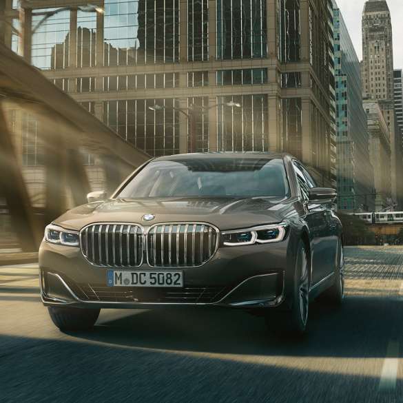 Driving dynamics BMW M760Li xDrive Sedan, driving dynamics