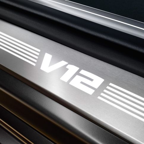 BMW entry sill with V12 lettering BMW M760Li xDrive Saloon, BMW M760Li interior