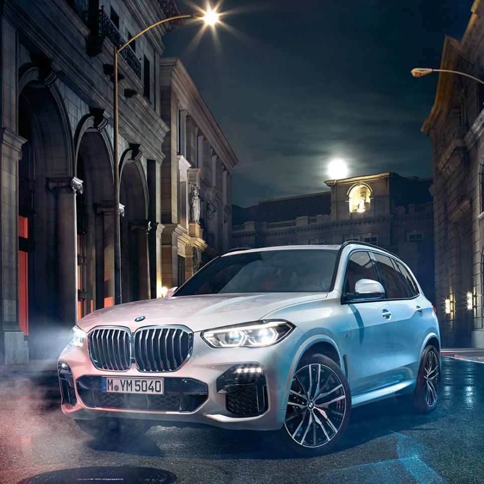 BMW X5 G05 2018 Mineral White metallic three-quarter front view standing at night