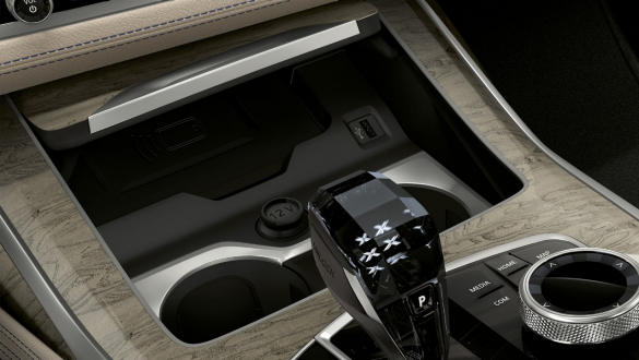 Temperature-controlled cupholders Close-up of the centre console with focus on temperature-controlled cupholders