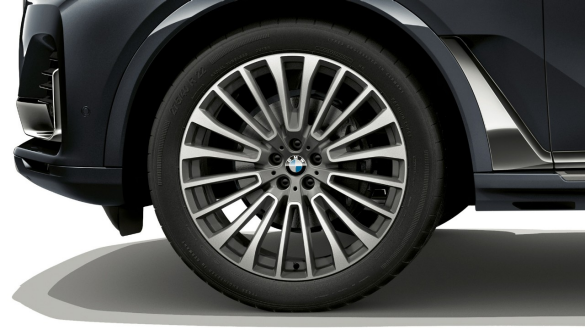 BMW X7 22’’ light alloy wheels Close-up of the BMW X7 22’’ light alloy wheels