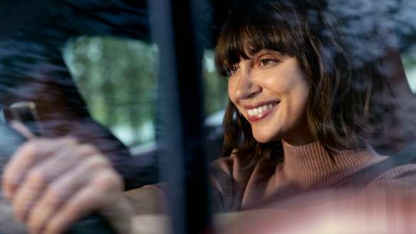 BMW Reifen, Woman on steering wheel of driving car BMW Reifen, Woman on steering wheel of driving car