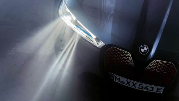High-beam assistant BMW bookable add-on functions BMW bookable add-on functions High-beam assistant close up BMW with high-beam on