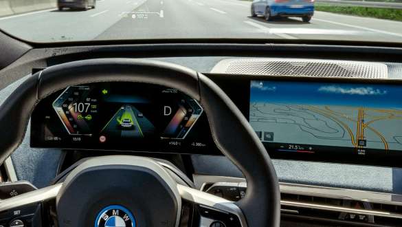 Driving Assistant Plus BMW bookable add-on functions BMW bookable add-on functions Driving Assistant Plus close up steering wheel and curved display