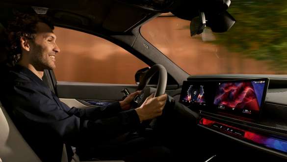 Steering wheel heating BMW bookable add-on functions BMW bookable add-on functions Steering wheel heating cockpit with steering wheel and curved display