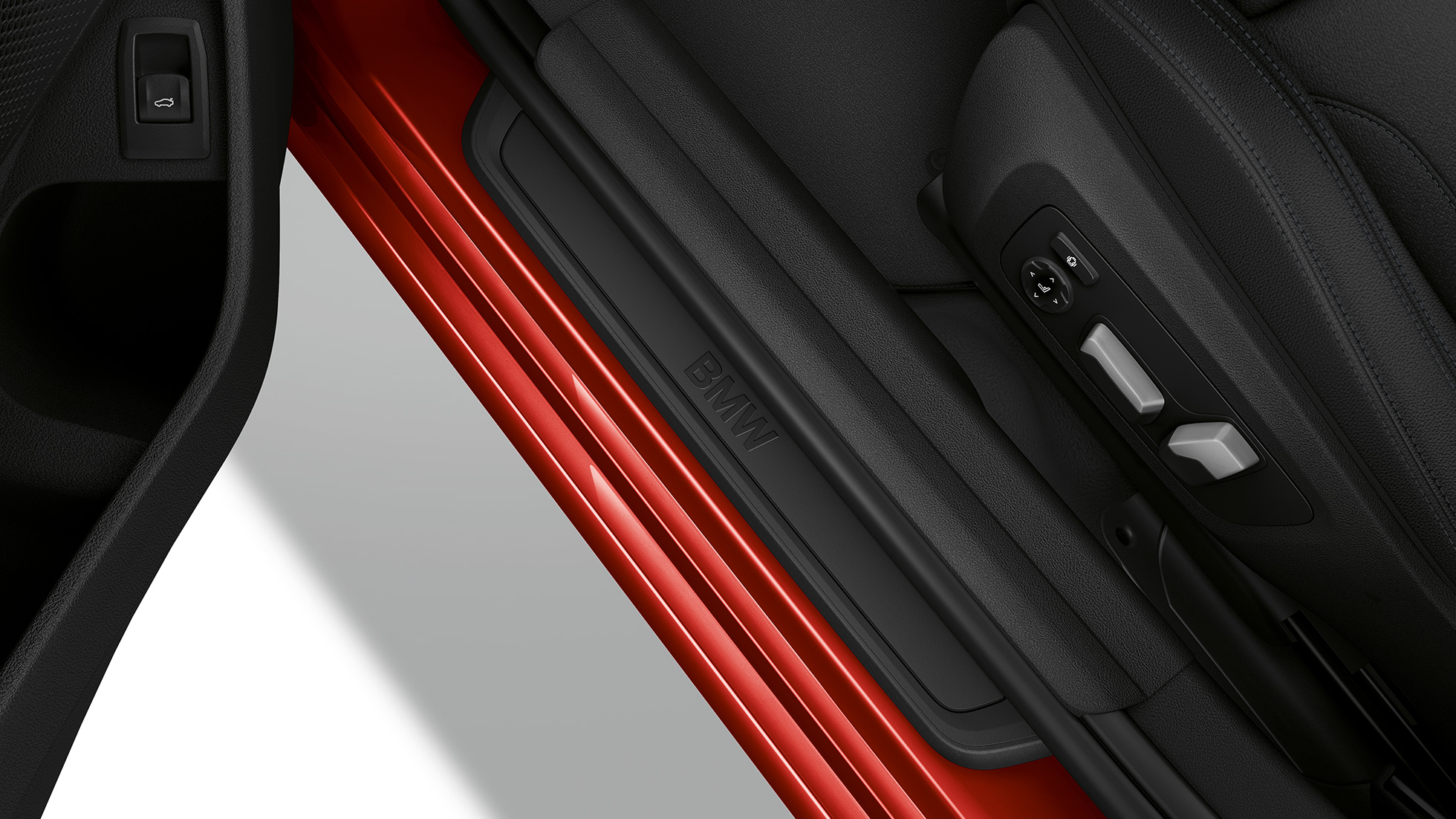 BMW 3 Series Saloon, Model SE entry sill. Top view of the door sill of the BMW 3 Series Saloon with model SE features.