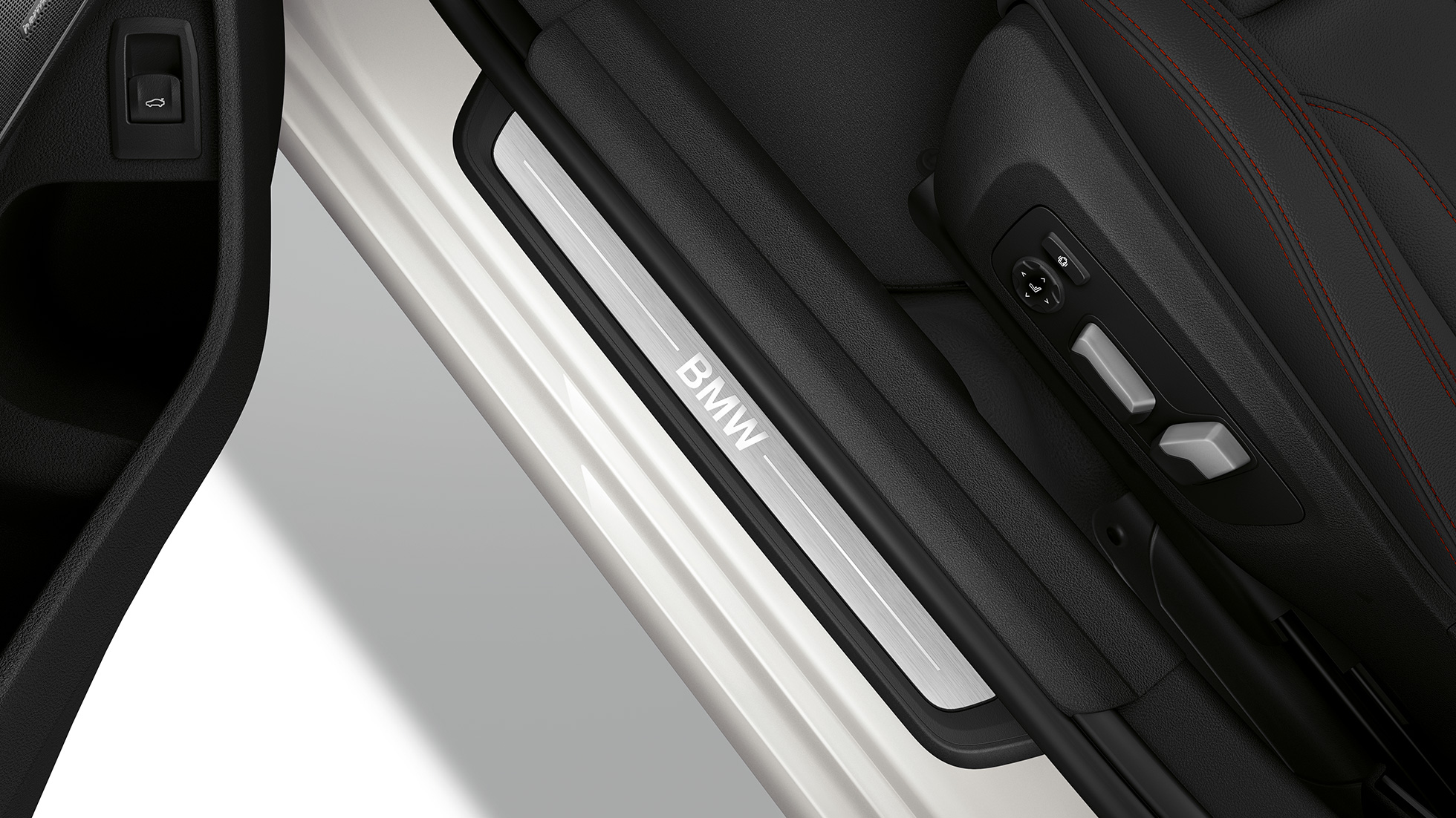 BMW 3 Series Saloon, Model Sport Line entry sill. Top view of the door sill of the BMW 3 Series Saloon with Model Sport Line features.