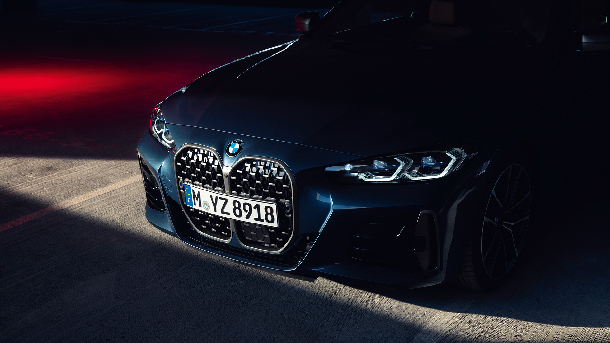 Front view double kidney BMW 4 Series Coupé G22 2020 BMW 4 Series Coupé G22 2020 Arctic Race Blue metallic front view closeup double kidney