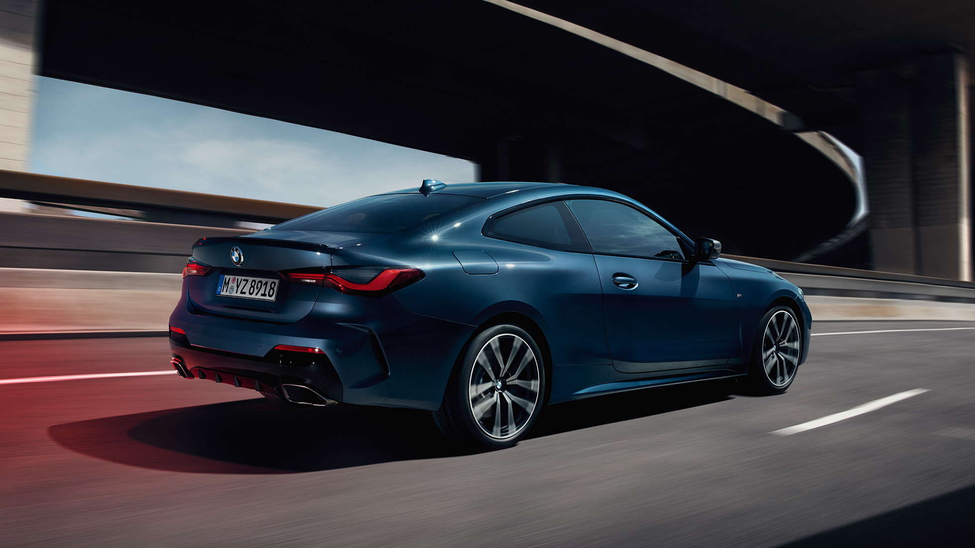 Three-quarter side view BMW 4 Series Coupé G22 2020 BMW 4 Series Coupé G22 2020 Arctic Race Blue metallic three-quarter side view in motion
