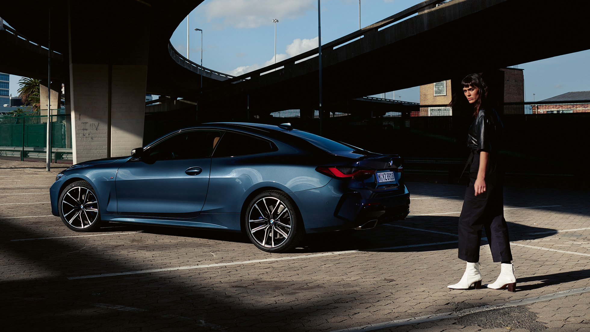 Side view flowing roof line BMW 4 Series Coupé G22 2020 BMW 4 Series Coupé G22 Arctic Race Blue metallic 2020 side view flowing roof line