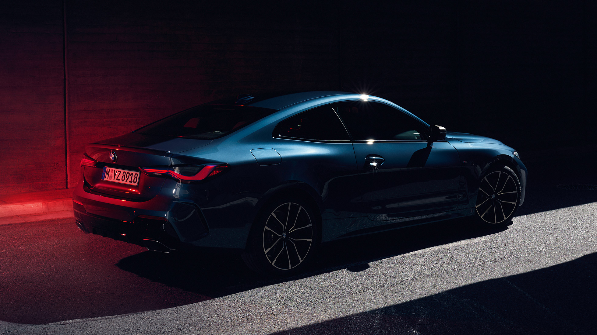 Three-quarter rear view shoulder with Hofmeister kink BMW 4 Series Coupé G22 BMW 4 Series Coupé G22 2020 Arctic Race Blue metallic three-quarter rear view shoulder with Hofmeister kink