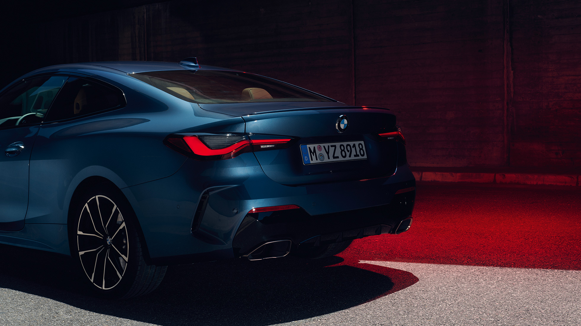 Three-quarter rear view tailpipes BMW 4 Series Coupé G22 2020 BMW 4 Series Coupé G22 2020 Arctic Race Blue metallic three-quarter rear view tailpipes