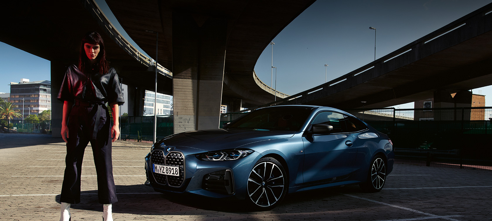 Three-quarter front view BMW 4 Series Coupé G22 2020 BMW 4 Series Coupé G22 2020 Arctic Race Blue metallic three-quarter front view with model