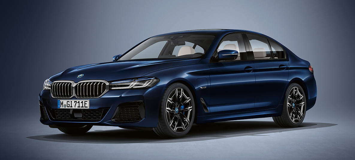 Individual colour BMW 5 Series Saloon G30 BMW 5 Series Saloon Individual G30 Facelift 2020 three-quarter front view standing